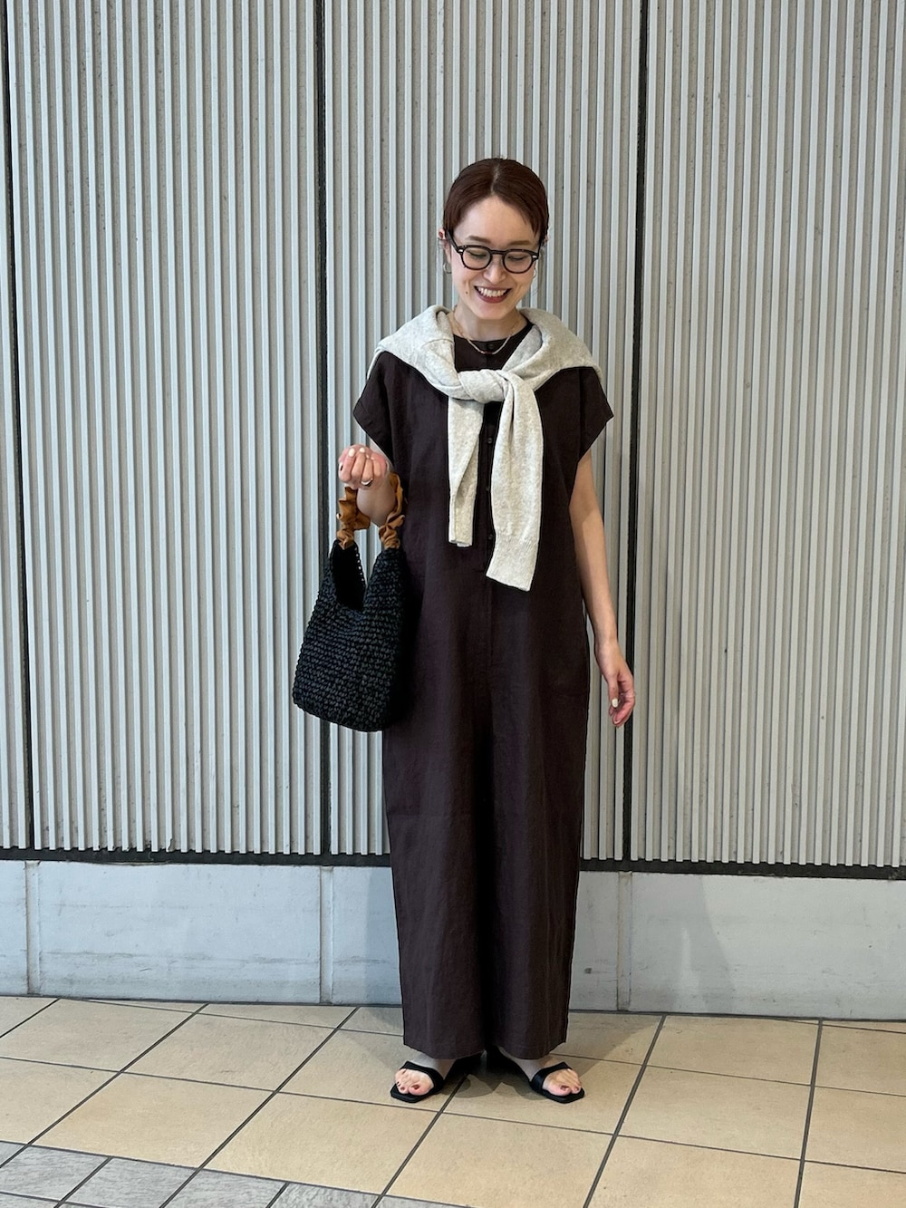 グレー系のその他パンツ、ベージュ系のカーディガン/ボレロ、ブラック系のサンダルを着用したレディースの春コーディネートの3枚目の写真