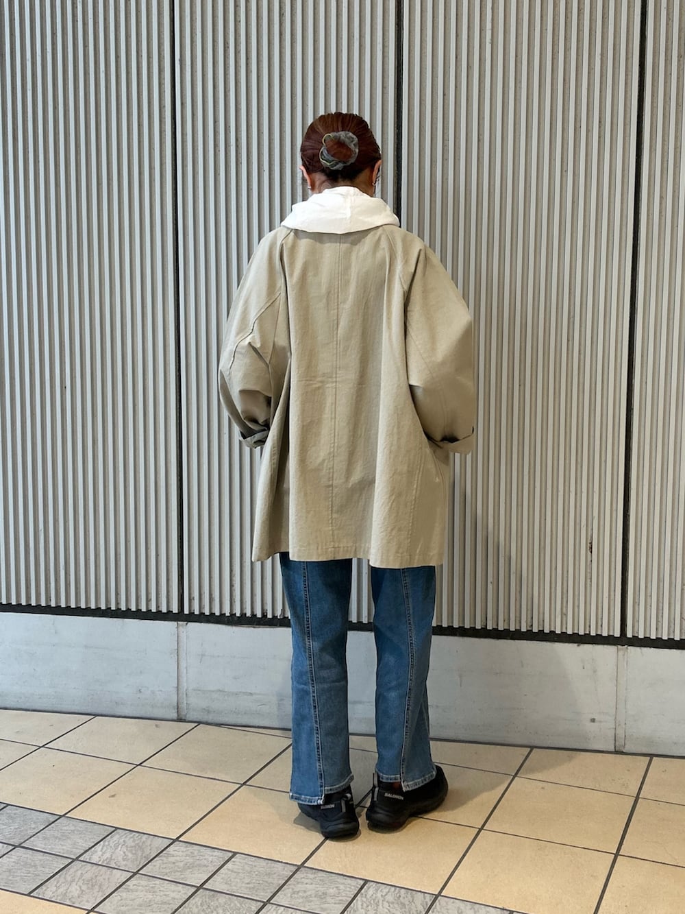 ベージュ系のその他アウター、ブルー系のデニムパンツ、ホワイト系のパーカーを着用したレディースの冬コーディネートの3枚目の写真