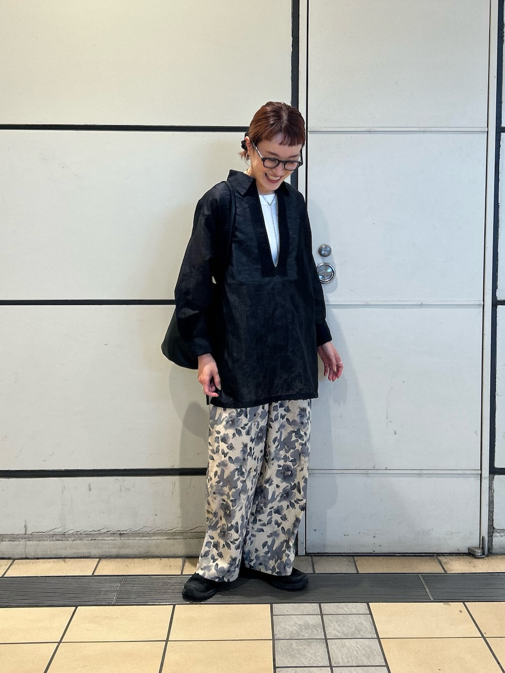 ブラック系のシャツ/ブラウス、ブルー系のその他パンツ、ホワイト系のタンクトップを着用したレディースの春コーディネートの3枚目の写真