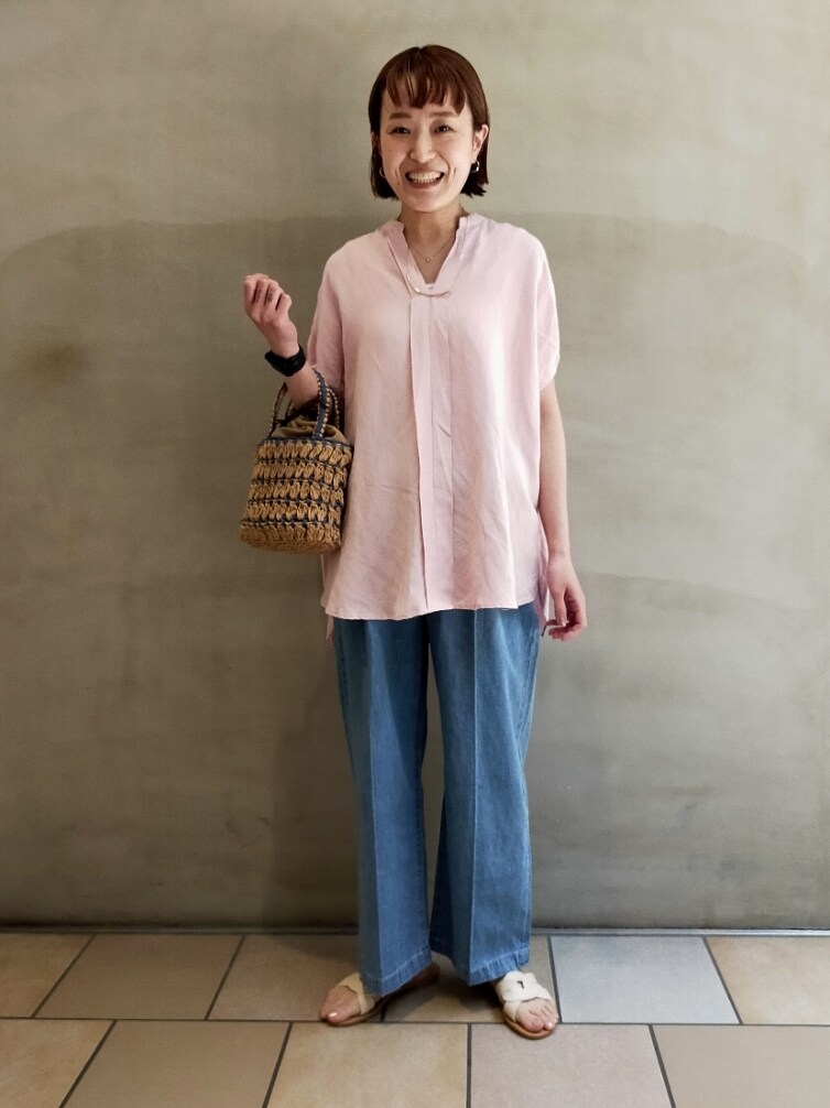 ピンク系のシャツ/ブラウス、ブルー系のデニムパンツ、ホワイト系のサンダルを着用したレディースの夏コーディネートの3枚目の写真