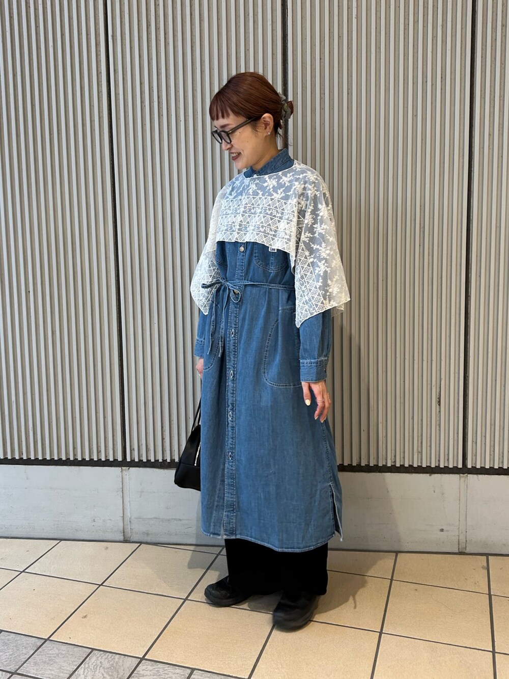 ブルー系のワンピース、ブラック系のスカート、ベージュ系のストール/ショールを着用したレディースの冬コーディネートの2枚目の写真