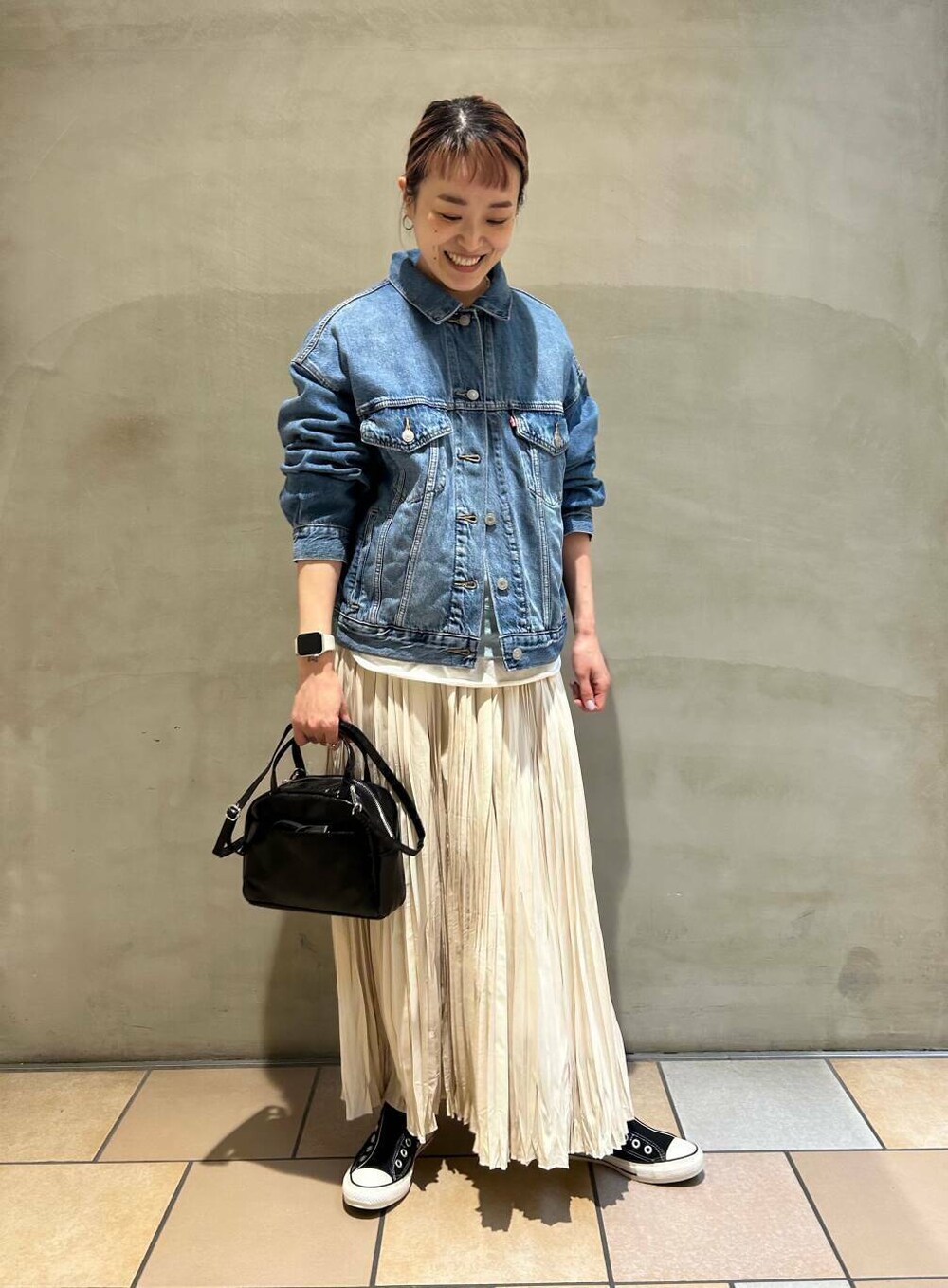 ブラック系のショルダーバッグ、ホワイト系のTシャツ/カットソー、ブルー系のスウェットを着用したレディースの冬コーディネートの4枚目の写真