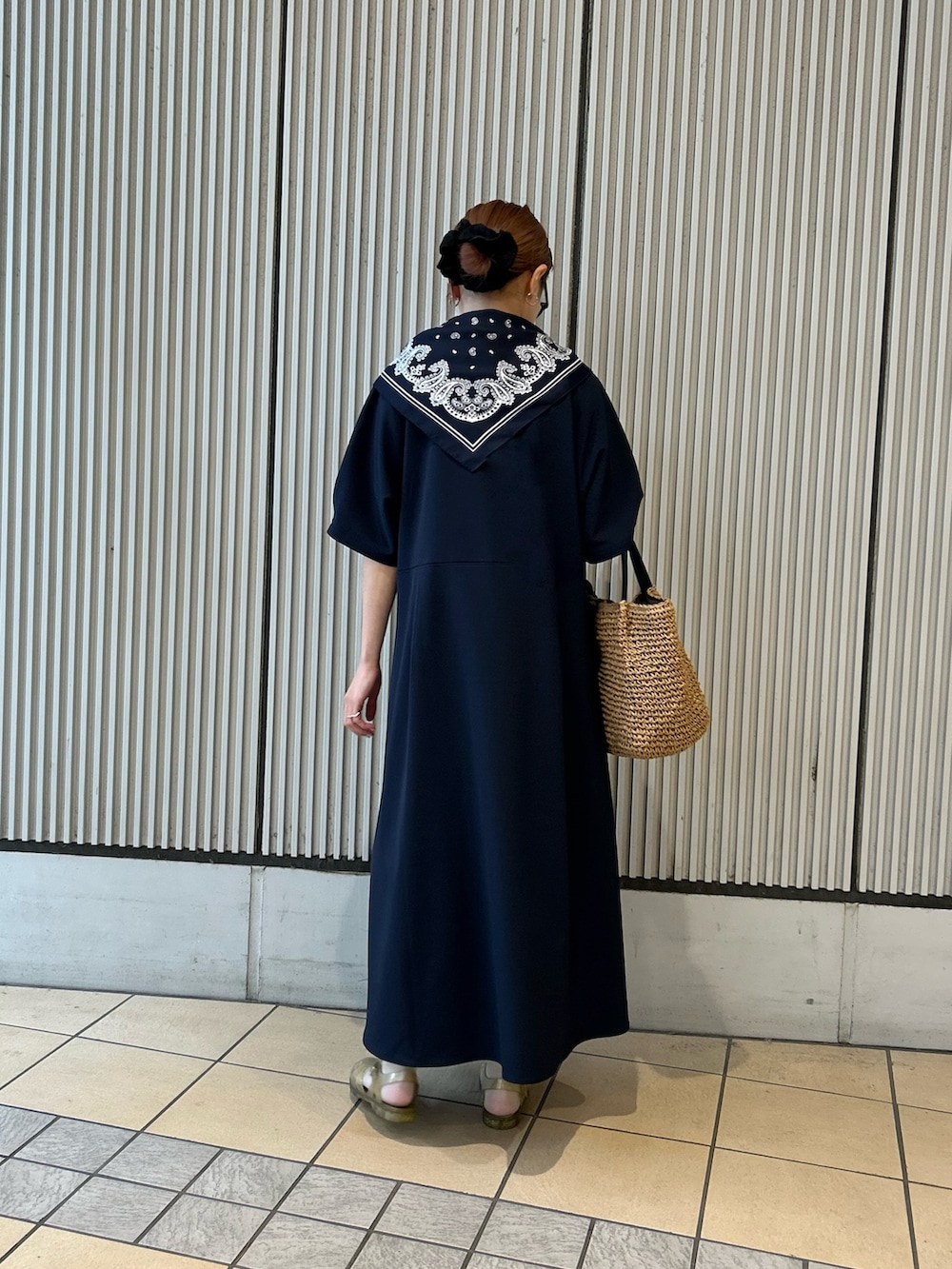 ブルー系のワンピース、ブルー系のバンダナ/スカーフを着用したレディースの春コーディネートの2枚目の写真