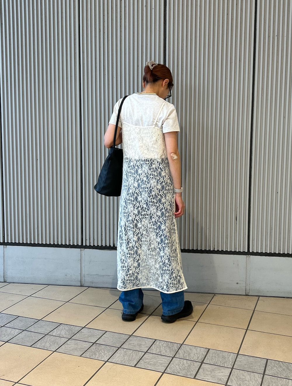 ホワイト系のワンピース、ブルー系のデニムパンツ、ホワイト系のTシャツ/カットソーを着用したレディースの春コーディネートの2枚目の写真