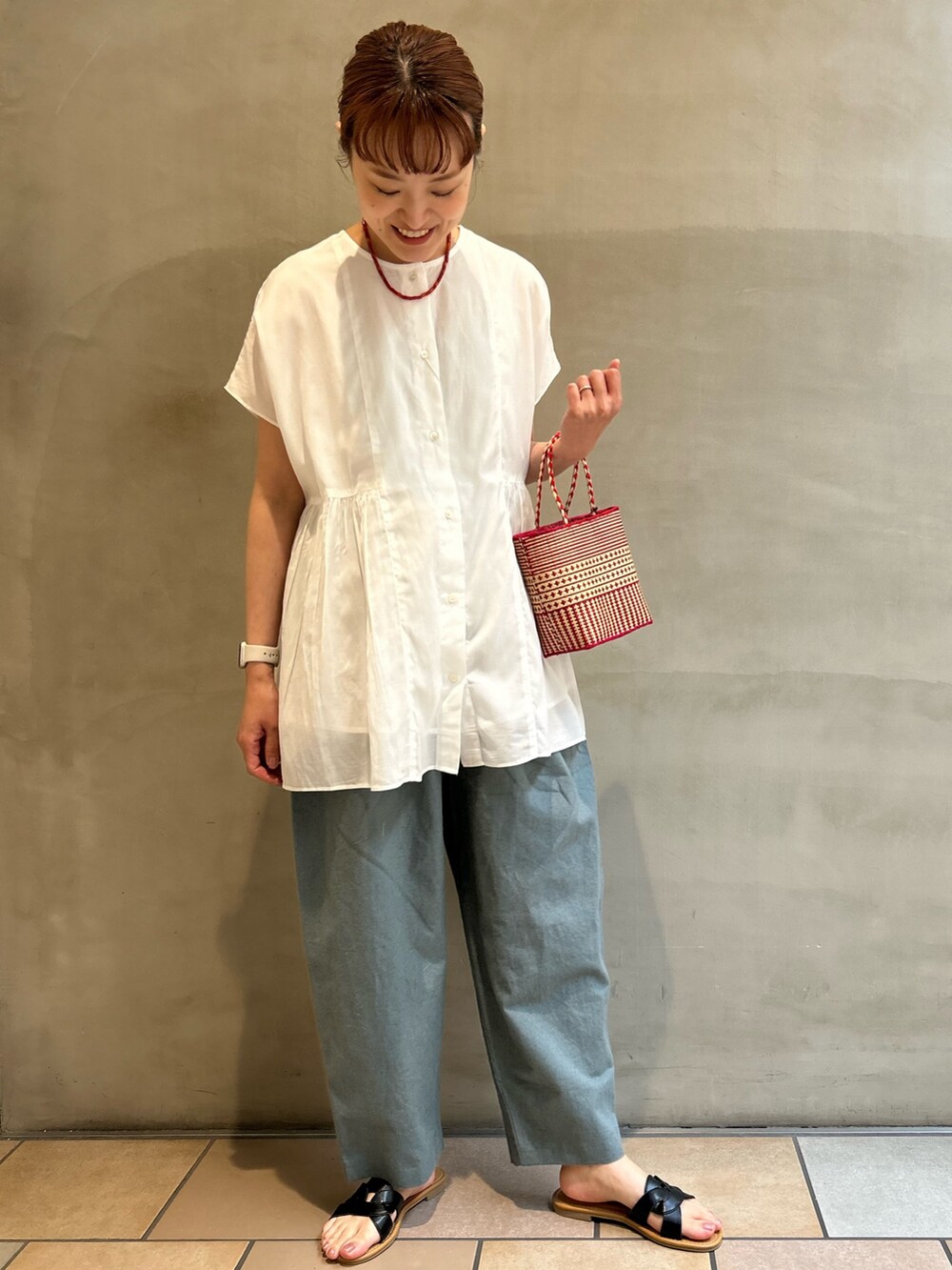 ホワイト系のシャツ/ブラウス、ブルー系のその他パンツ、ブラック系のサンダルを着用したレディースの夏コーディネートの4枚目の写真