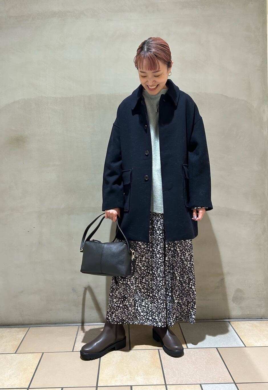 ブルー系のその他アウター、グリーン系のニット/セーター、ブラウン系のブーツを着用したレディースの冬コーディネートの5枚目の写真