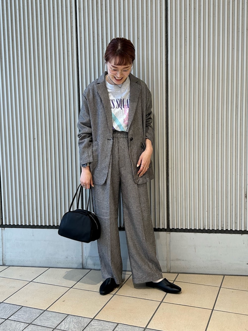 ベージュ系のその他アウター、ベージュ系のその他パンツ、グレー系のTシャツ/カットソーを着用したレディースの冬コーディネートの3枚目の写真