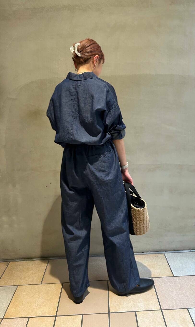 ベージュ系のハンドバッグ、ピンク系のTシャツ/カットソー、ブラック系のドレスシューズを着用したレディースの春コーディネートの3枚目の写真