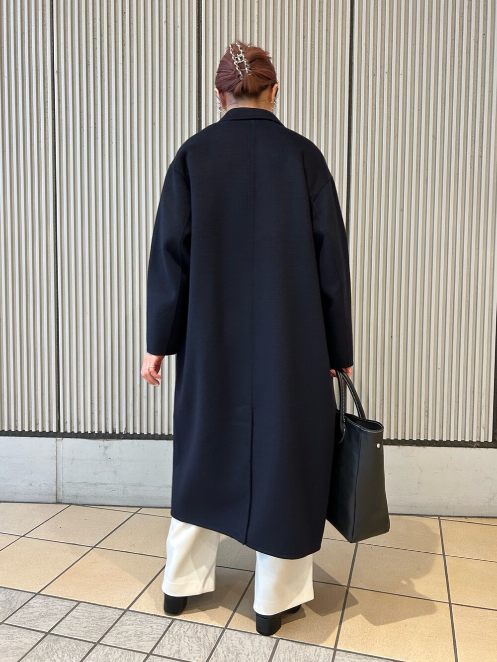 ブルー系のシャツ/ブラウス、グレー系のベスト、ホワイト系のその他パンツを着用したレディースの秋コーディネートの5枚目の写真