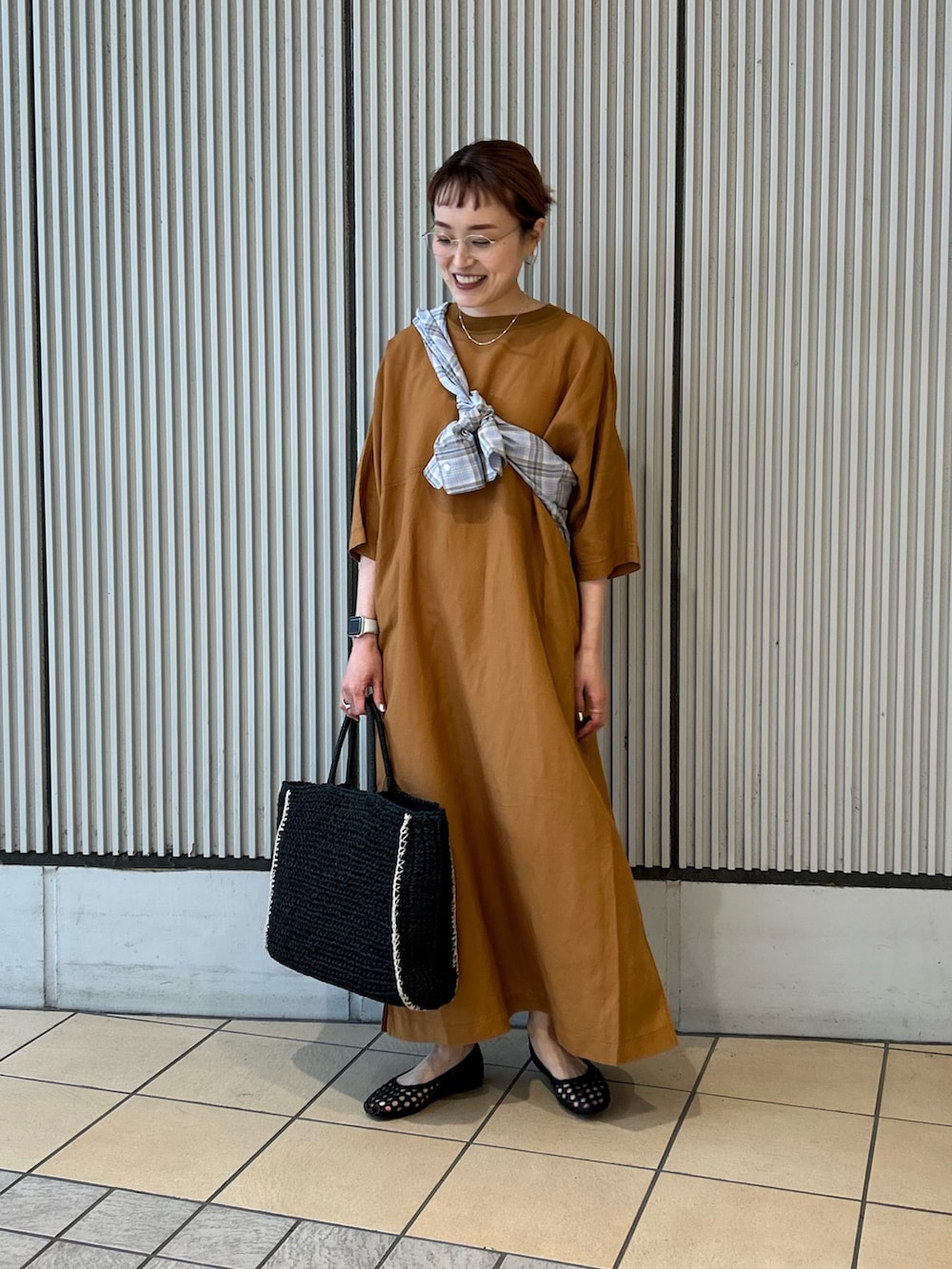 イエロー系のワンピース、ブルー系のシャツ/ブラウス、ブラウン系のサンダルを着用したレディースの春コーディネートの3枚目の写真