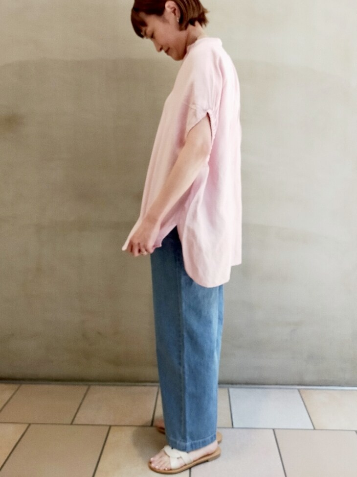 ピンク系のシャツ/ブラウス、ブルー系のデニムパンツ、ホワイト系のサンダルを着用したレディースの夏コーディネートの2枚目の写真