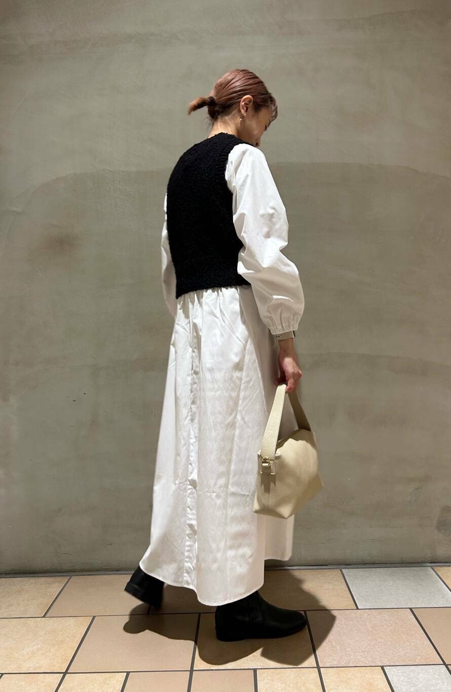 ブラック系のその他アウター、グレー系のブーツ、ブラック系のワンピースを着用したレディースの冬コーディネートの2枚目の写真