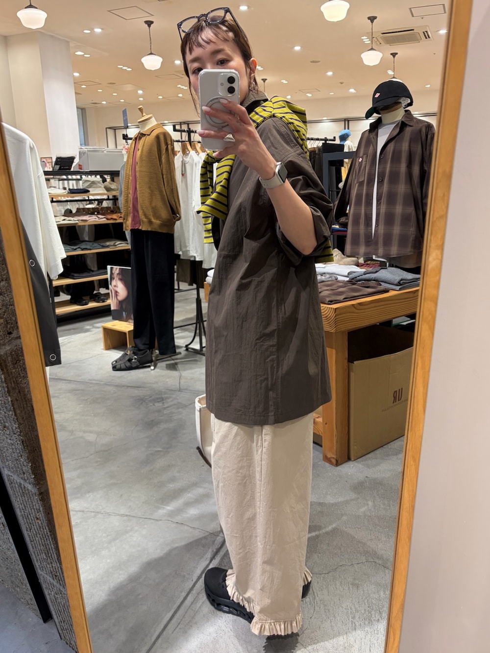 ブラウン系のシャツ/ブラウス、イエロー系のTシャツ/カットソー、ベージュ系のその他パンツを着用したレディースの夏コーディネートの2枚目の写真