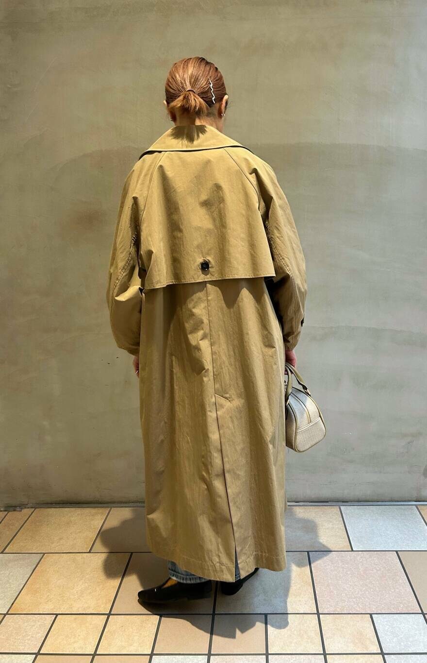 ブラック系のローファー、ホワイト系のTシャツ/カットソー、ブルー系のデニムパンツを着用したレディースの冬コーディネートの3枚目の写真