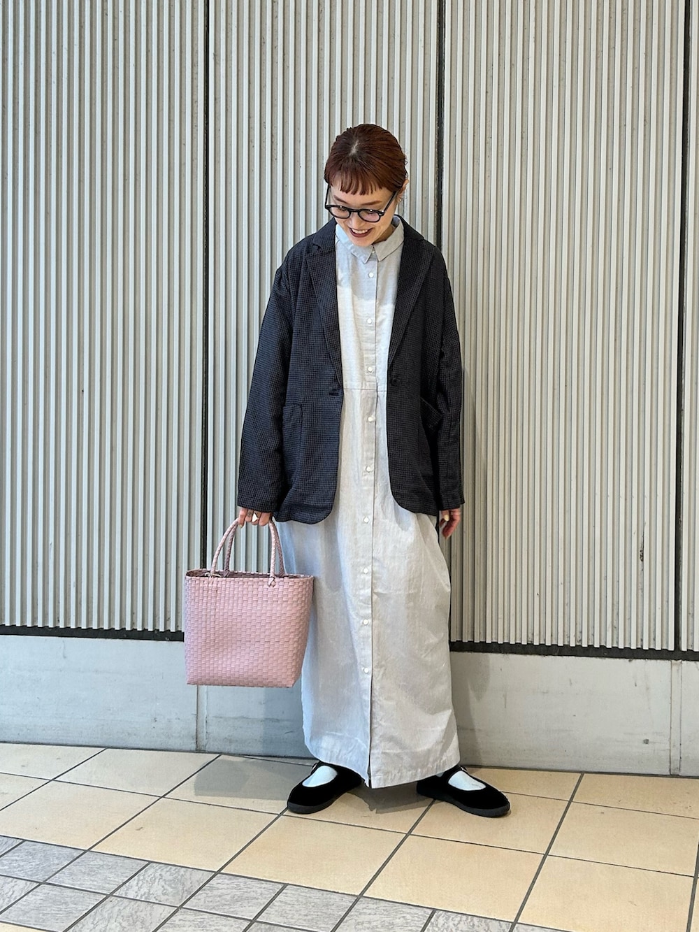 その他のワンピース、グレー系のその他アウター、ブラック系のその他シューズを着用したレディースの春コーディネートの3枚目の写真