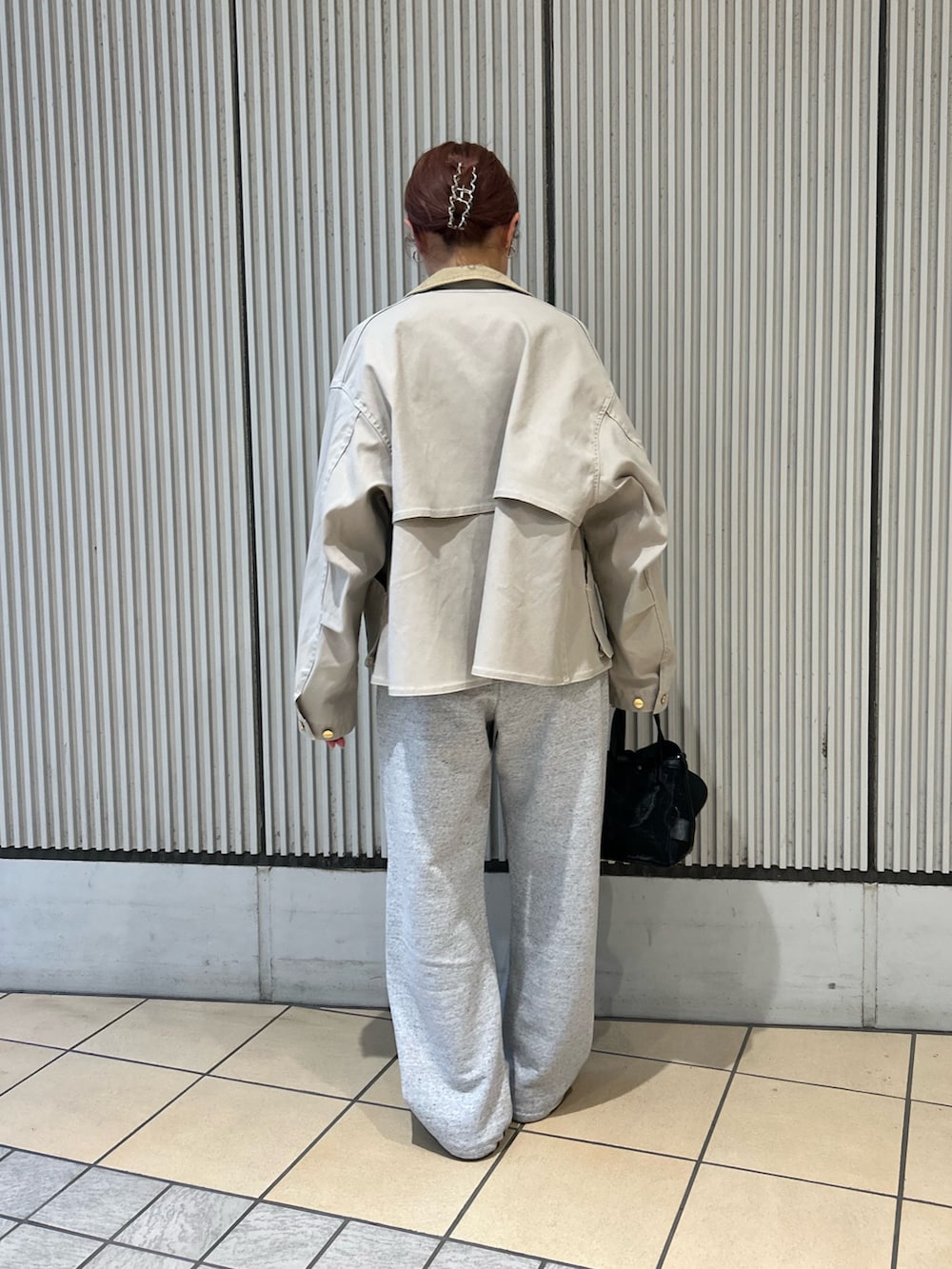 ベージュ系のテーラードジャケット、ピンク系のTシャツ/カットソー、グレー系のその他パンツを着用したレディースの冬コーディネートの2枚目の写真