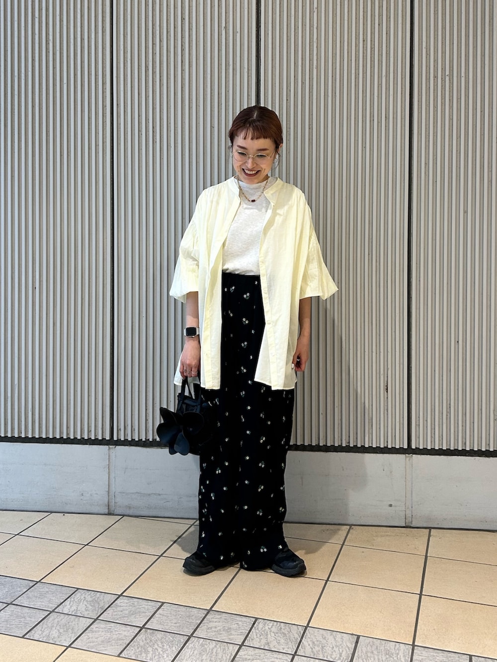 ブラック系のその他パンツ、グレー系のTシャツ/カットソー、イエロー系のシャツ/ブラウスを着用したレディースの春コーディネートの3枚目の写真