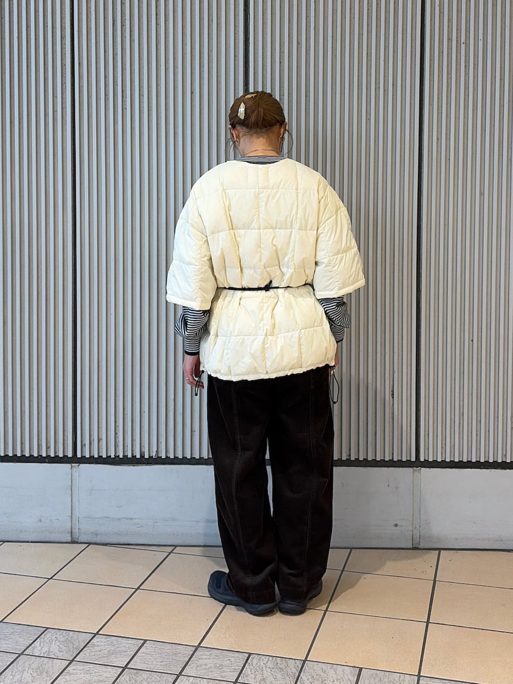 ブラウン系のその他パンツ、ホワイト系のその他アウター、ホワイト系のニット/セーターを着用したレディースの秋コーディネートの3枚目の写真