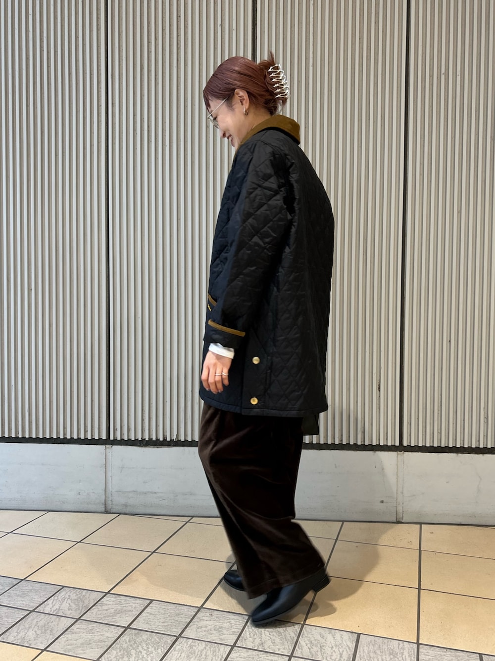 ブラック系のその他アウター、ブラック系のハンドバッグ、ホワイト系のTシャツ/カットソーを着用したレディースの秋コーディネートの2枚目の写真