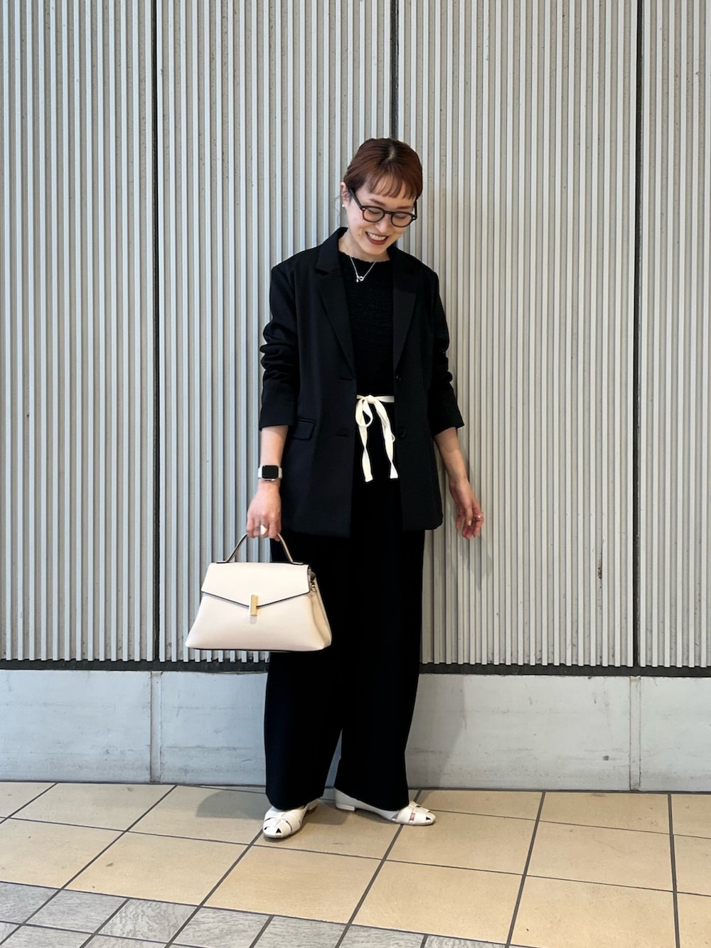 ブラック系のその他パンツ、ブラック系のTシャツ/カットソー、ブラック系のその他アウターを着用したレディースの冬コーディネートの3枚目の写真