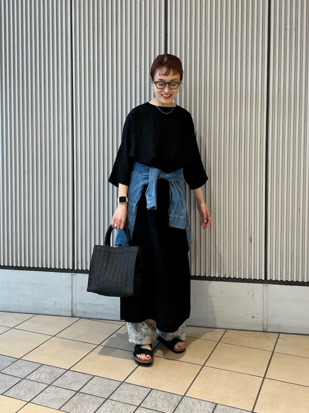 ブラック系のワンピース、ブルー系のその他パンツ、ブラック系のハンドバッグを着用したレディースの春コーディネートの3枚目の写真