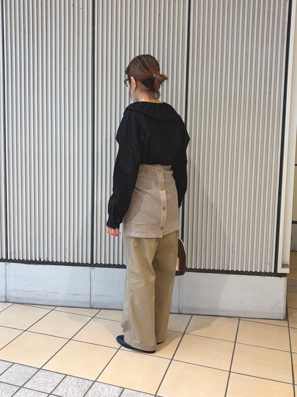 ベージュ系のその他パンツ、ブラック系のシャツ/ブラウス、ベージュ系のカーディガン/ボレロを着用したレディースの秋コーディネートの2枚目の写真