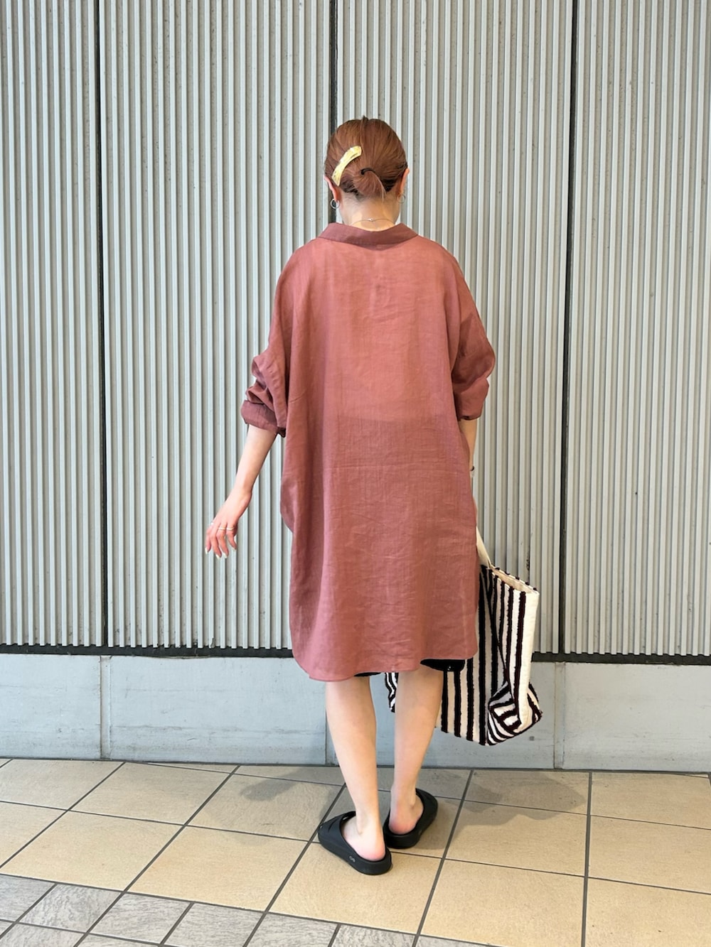 ピンク系のシャツ/ブラウス、ブラック系のその他パンツ、ブラウン系のトートバッグを着用したレディースの夏コーディネートの2枚目の写真