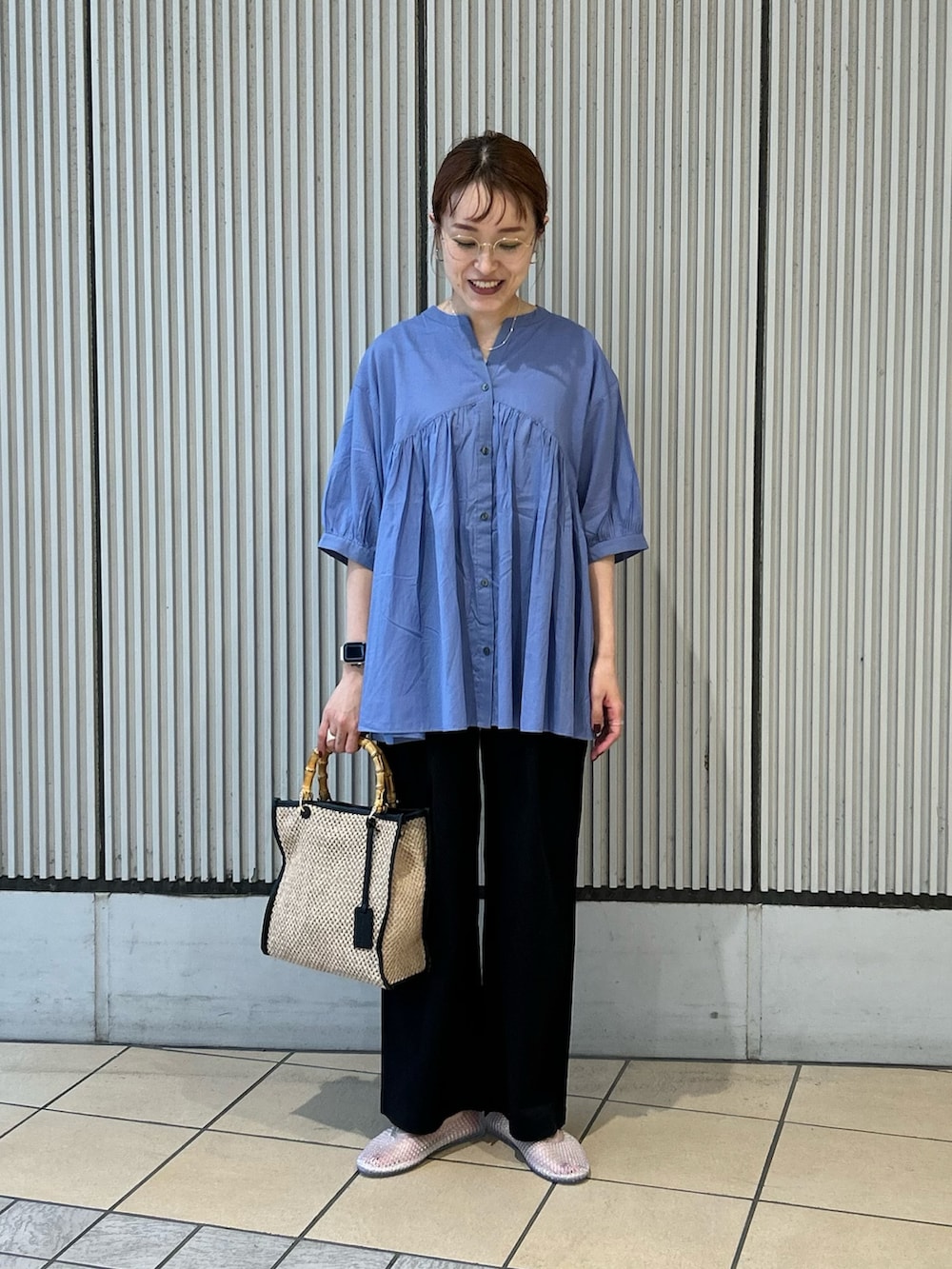 ブルー系のシャツ/ブラウス、ブラック系のその他パンツ、ブラック系のショルダーバッグを着用したレディースの夏コーディネートの3枚目の写真