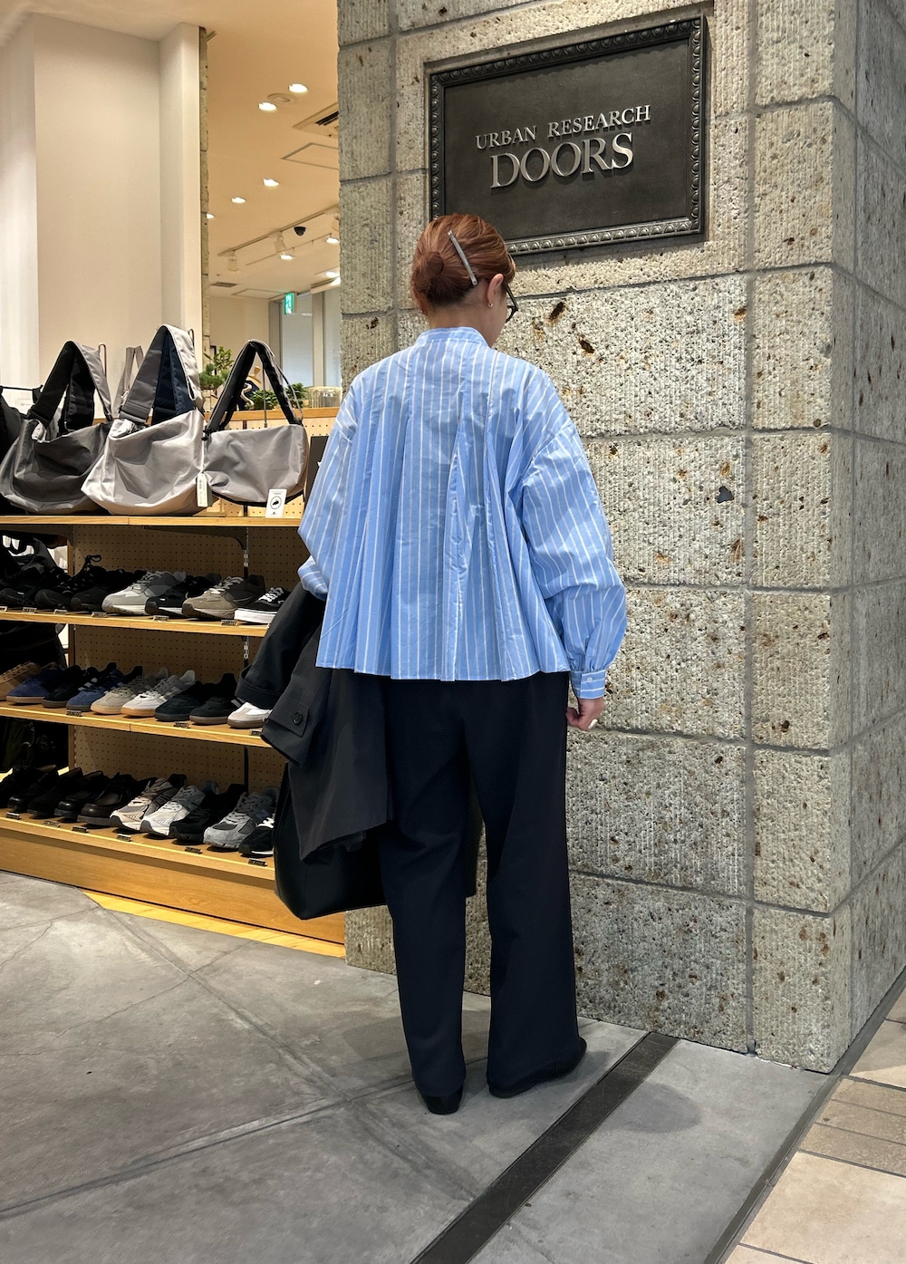 ブルー系のシャツ/ブラウス、ブルー系のその他パンツ、ブラック系のその他シューズを着用したレディースの春コーディネートの2枚目の写真