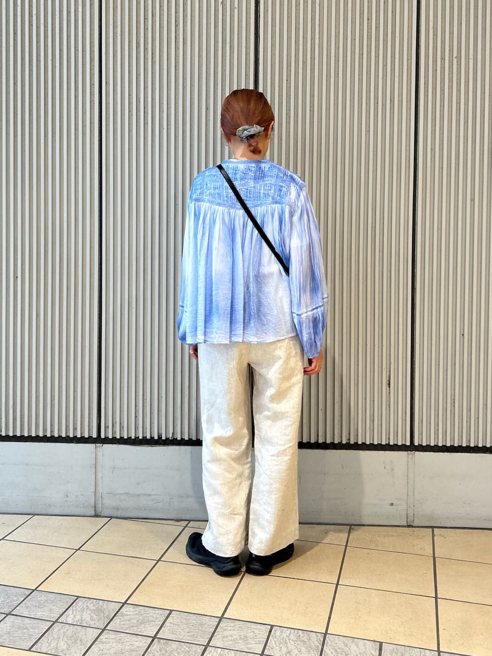 ブルー系のシャツ/ブラウス、ベージュ系のその他パンツ、ブラック系のショルダーバッグを着用したレディースの春コーディネートの3枚目の写真