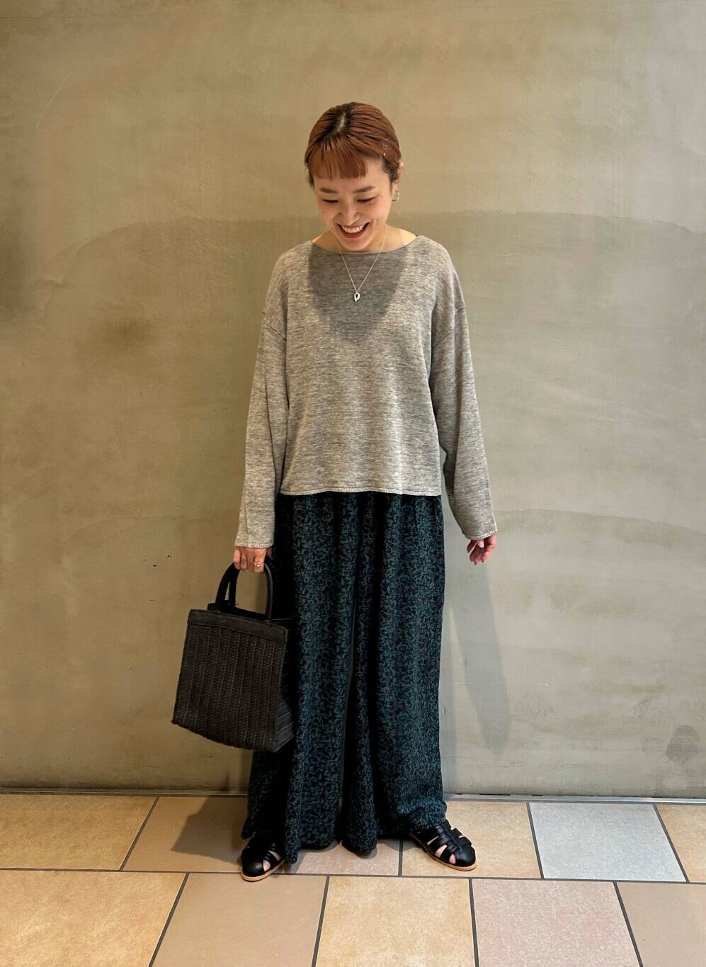 ブラック系のサンダル、ブルー系のその他パンツ、シルバー系のネックレスを着用したレディースの春コーディネートの5枚目の写真