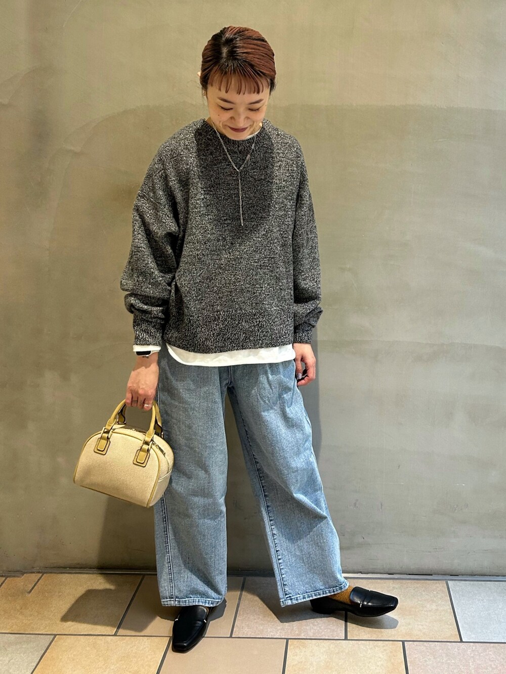 ベージュ系のその他アウター、グレー系のニット/セーター、ホワイト系のTシャツ/カットソーを着用したレディースの冬コーディネートの5枚目の写真