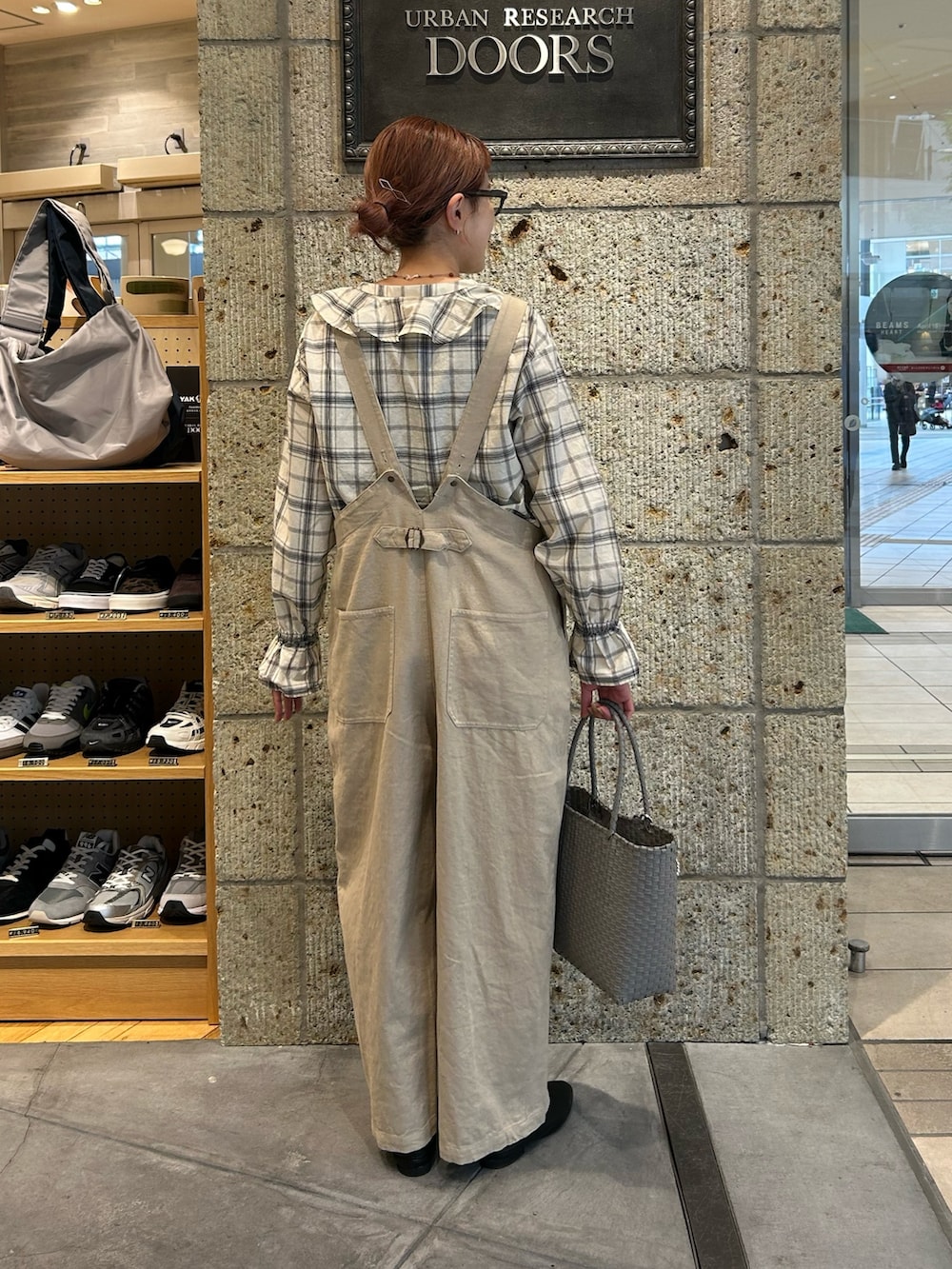 ベージュ系のサロペット/オーバーオール、ブラック系のシャツ/ブラウス、グレー系のショルダーバッグを着用したレディースの春コーディネートの2枚目の写真