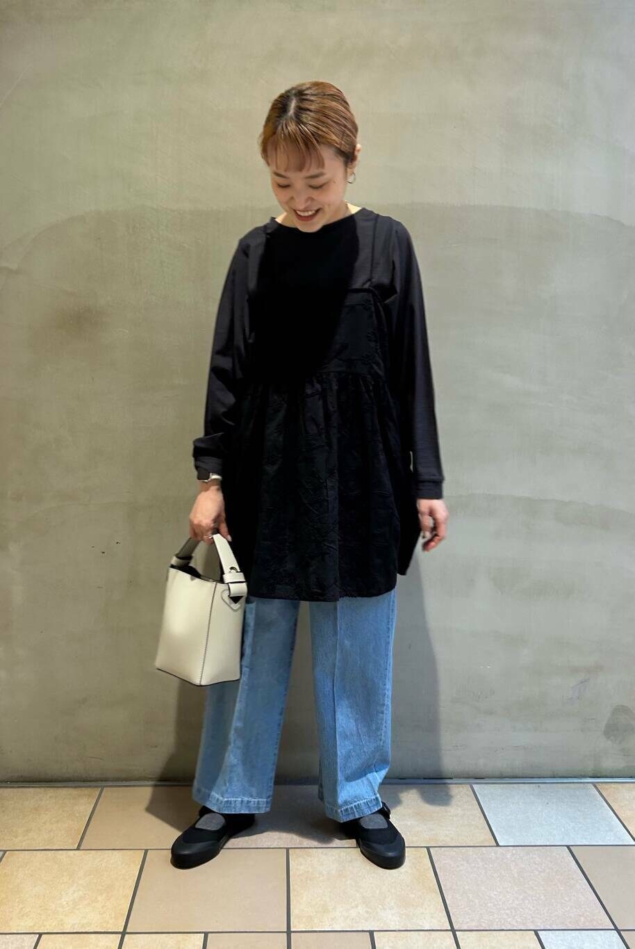 ブラック系のキャミソールを着用したレディースの春コーディネートの4枚目の写真