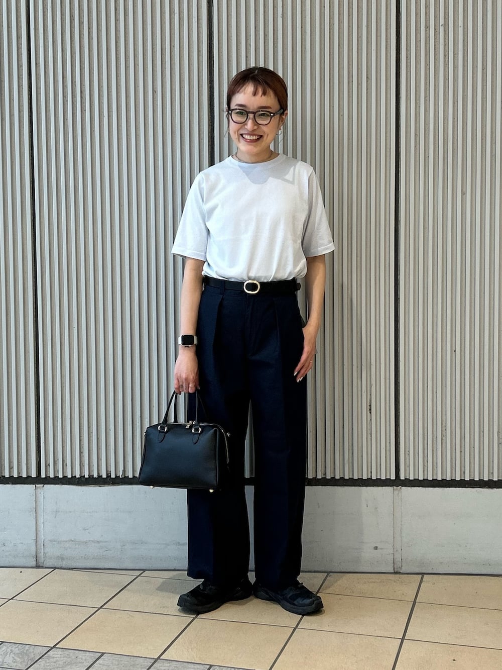 ブルー系のTシャツ/カットソー、ブルー系のシャツ/ブラウス、ブラック系のボストンバッグを着用したレディースの春コーディネートの7枚目の写真