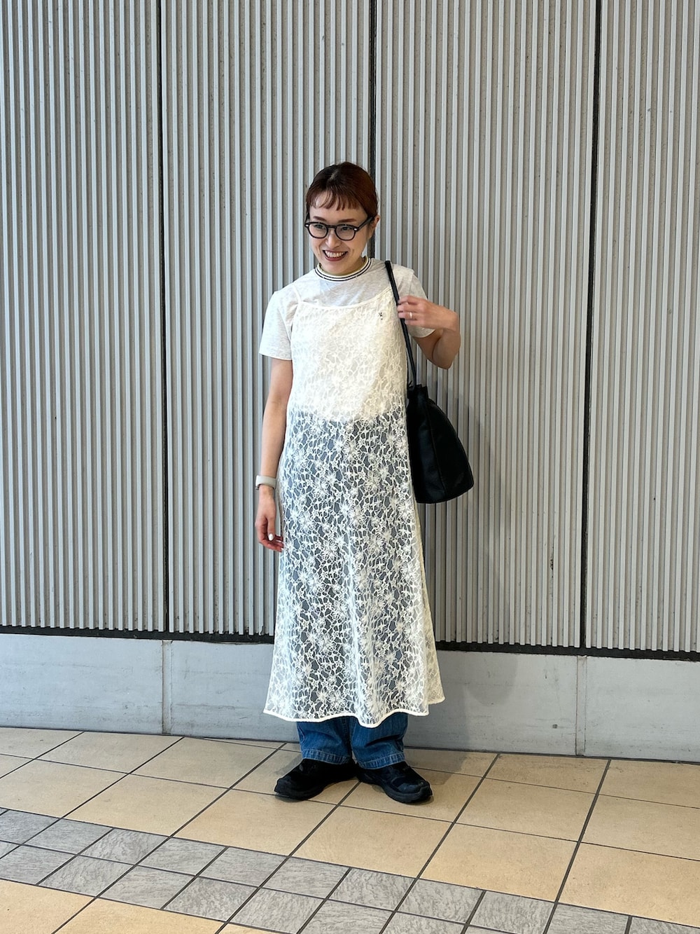 ホワイト系のワンピース、ブルー系のデニムパンツ、ホワイト系のTシャツ/カットソーを着用したレディースの春コーディネートの3枚目の写真