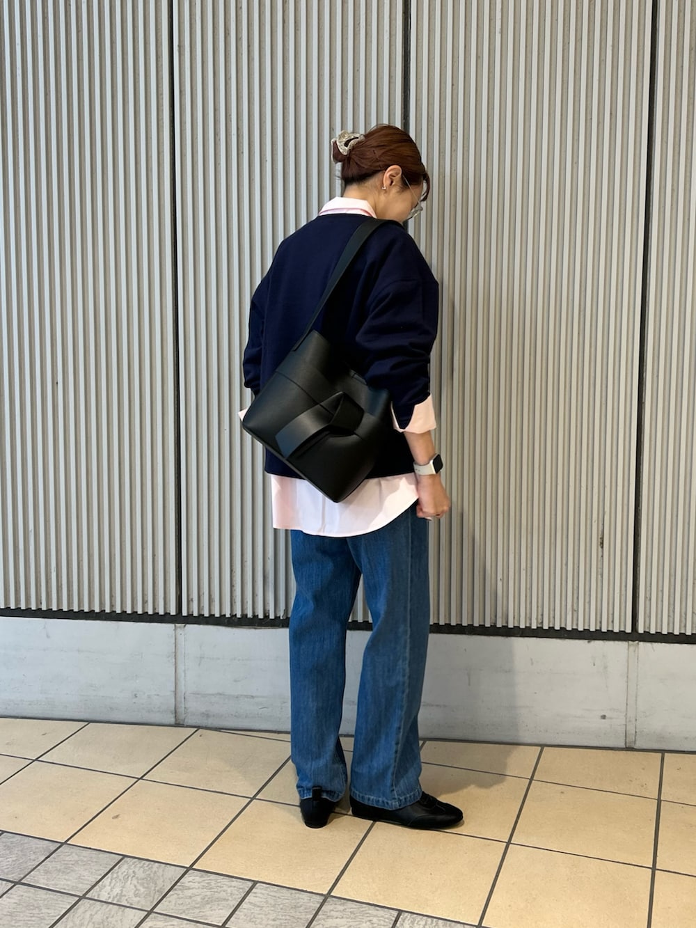 ブルー系のスウェット、ブルー系のその他パンツ、ブラック系のその他シューズを着用したレディースの冬コーディネートの2枚目の写真