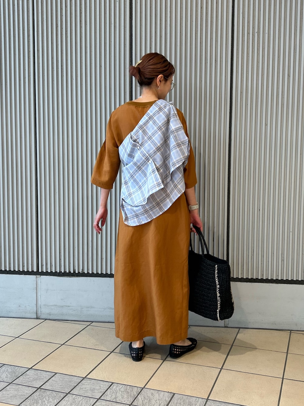 イエロー系のワンピース、ブルー系のシャツ/ブラウス、ブラウン系のサンダルを着用したレディースの春コーディネートの2枚目の写真