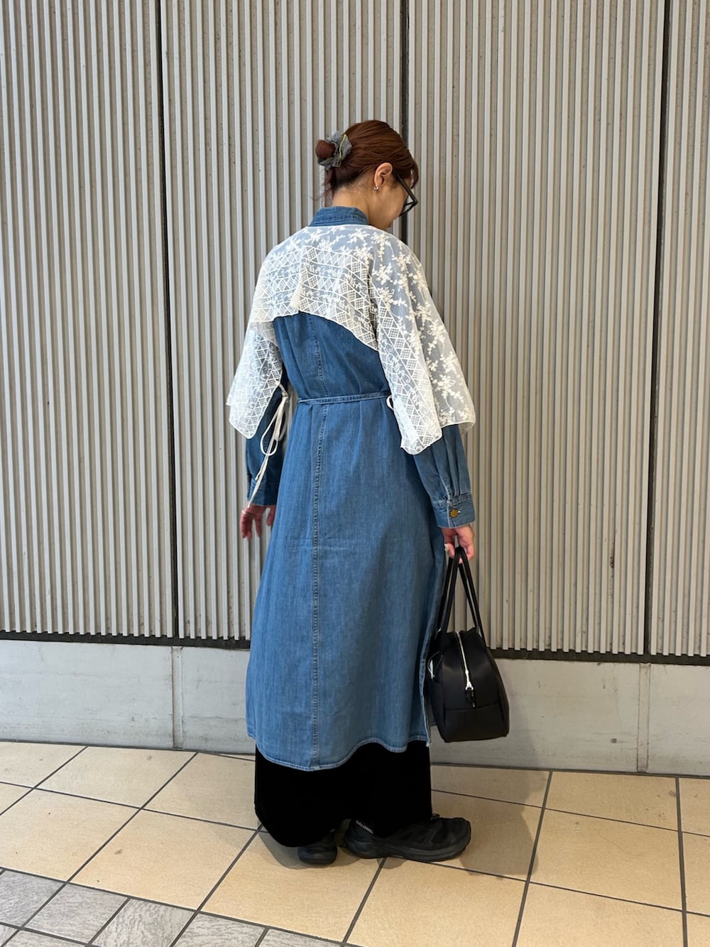 ブルー系のワンピース、ブラック系のスカート、ベージュ系のストール/ショールを着用したレディースの冬コーディネートの3枚目の写真