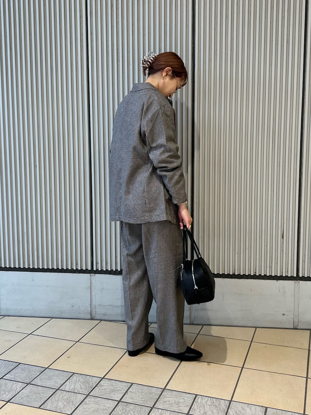 ベージュ系のその他アウター、ベージュ系のその他パンツ、グレー系のTシャツ/カットソーを着用したレディースの冬コーディネートの2枚目の写真