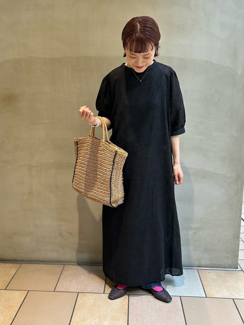 ブラック系のワンピース、ブルー系のデニムパンツ、ブラック系のパンプスを着用したレディースの夏コーディネートの5枚目の写真