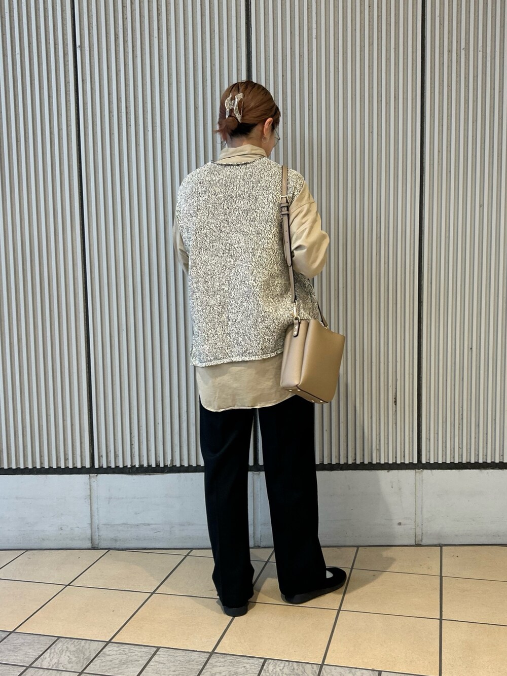 ブラック系のその他パンツ、ブラック系のその他シューズ、ベージュ系のベストを着用したレディースの冬コーディネートの2枚目の写真