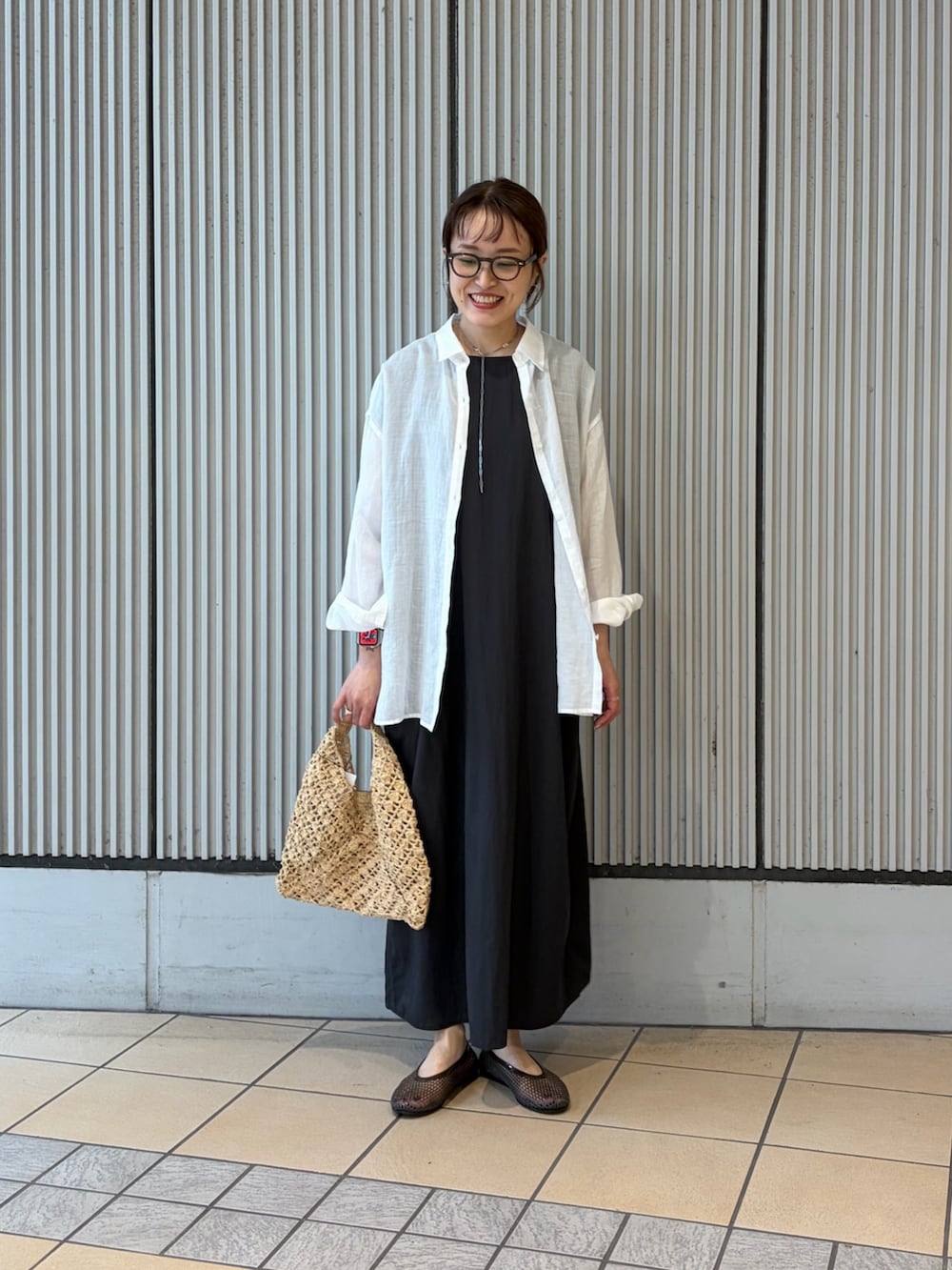 グレー系のワンピース、ホワイト系のシャツ/ブラウス、ブラック系のバレエシューズを着用したレディースの夏コーディネートの3枚目の写真