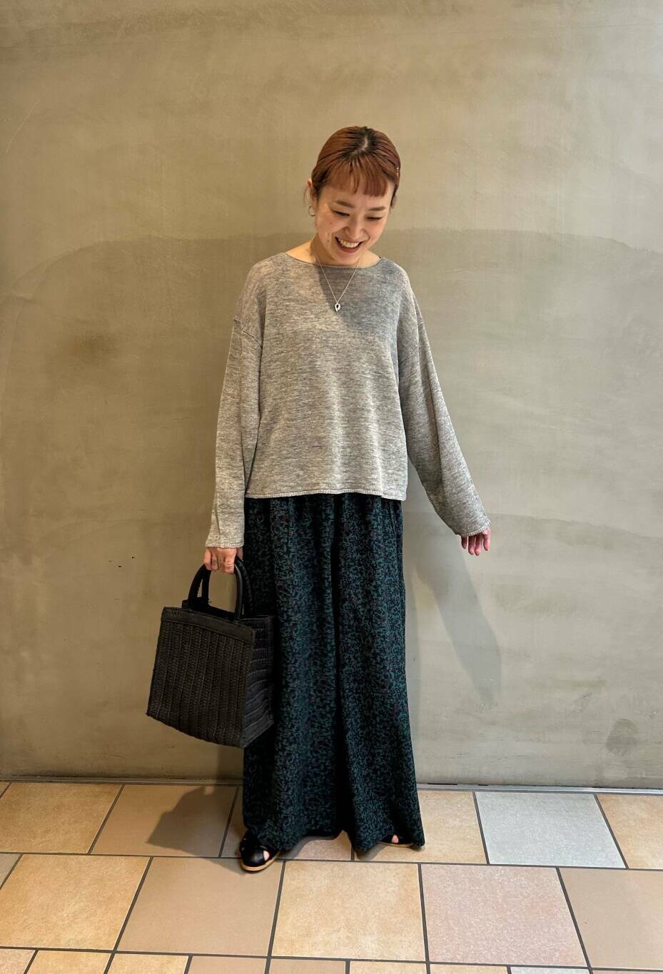 ブラック系のサンダル、ブルー系のその他パンツ、シルバー系のネックレスを着用したレディースの春コーディネートの4枚目の写真