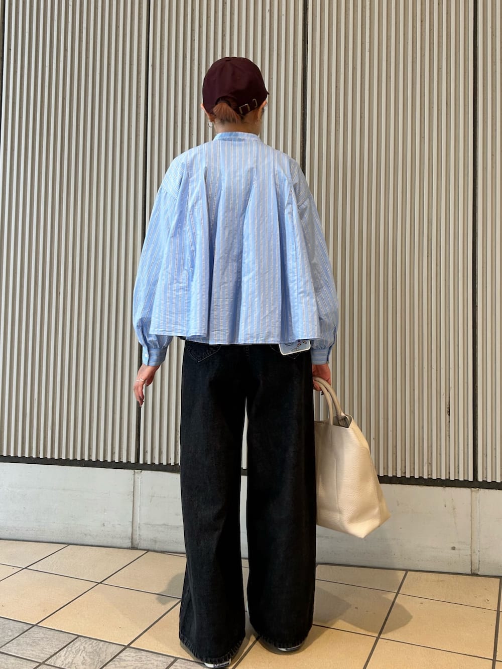 ブルー系のシャツ/ブラウスを着用したレディースの夏コーディネートの4枚目の写真