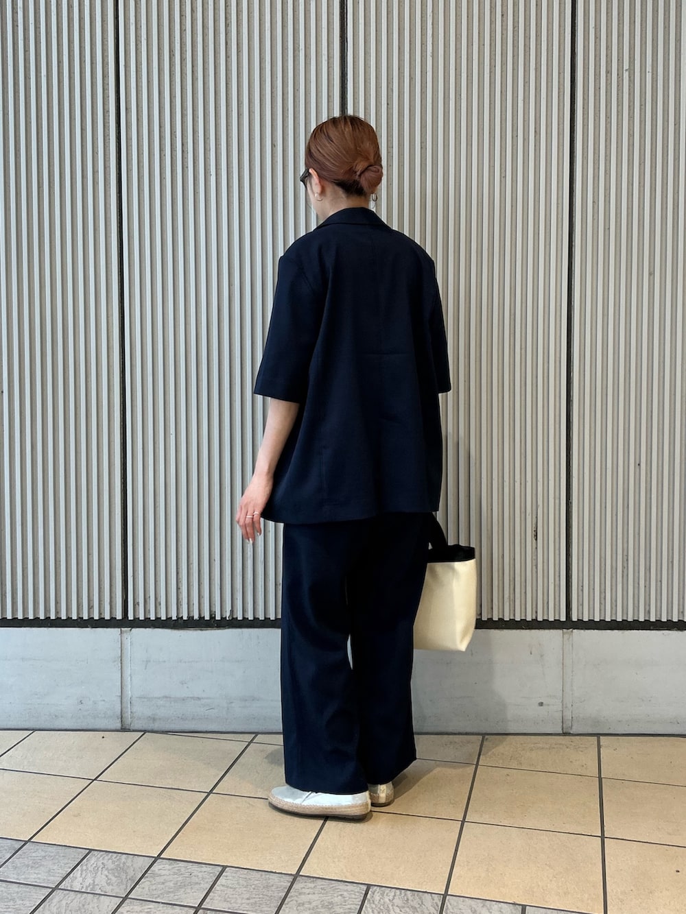 ブルー系のその他アウター、ブルー系のその他パンツ、シルバー系のスリッポンを着用したレディースの春コーディネートの3枚目の写真