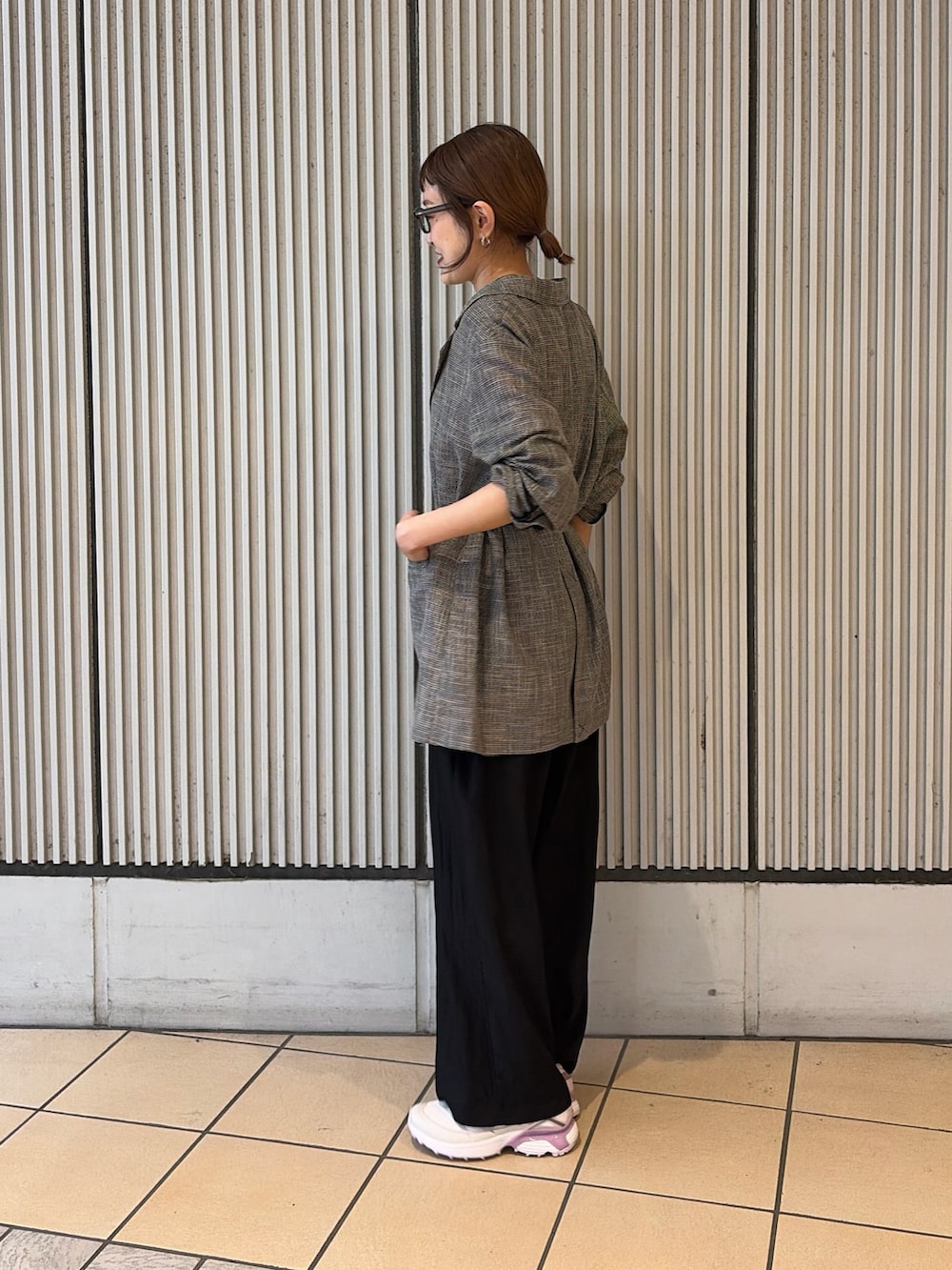 グレー系のその他アウター、ブラック系のその他パンツ、ピンク系のスニーカーを着用したレディースの夏コーディネートの2枚目の写真