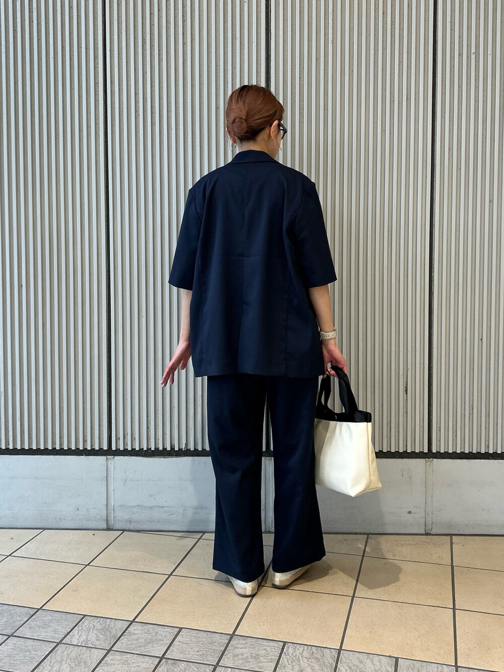 ブルー系のその他アウター、ブルー系のその他パンツ、シルバー系のスリッポンを着用したレディースの春コーディネートの2枚目の写真