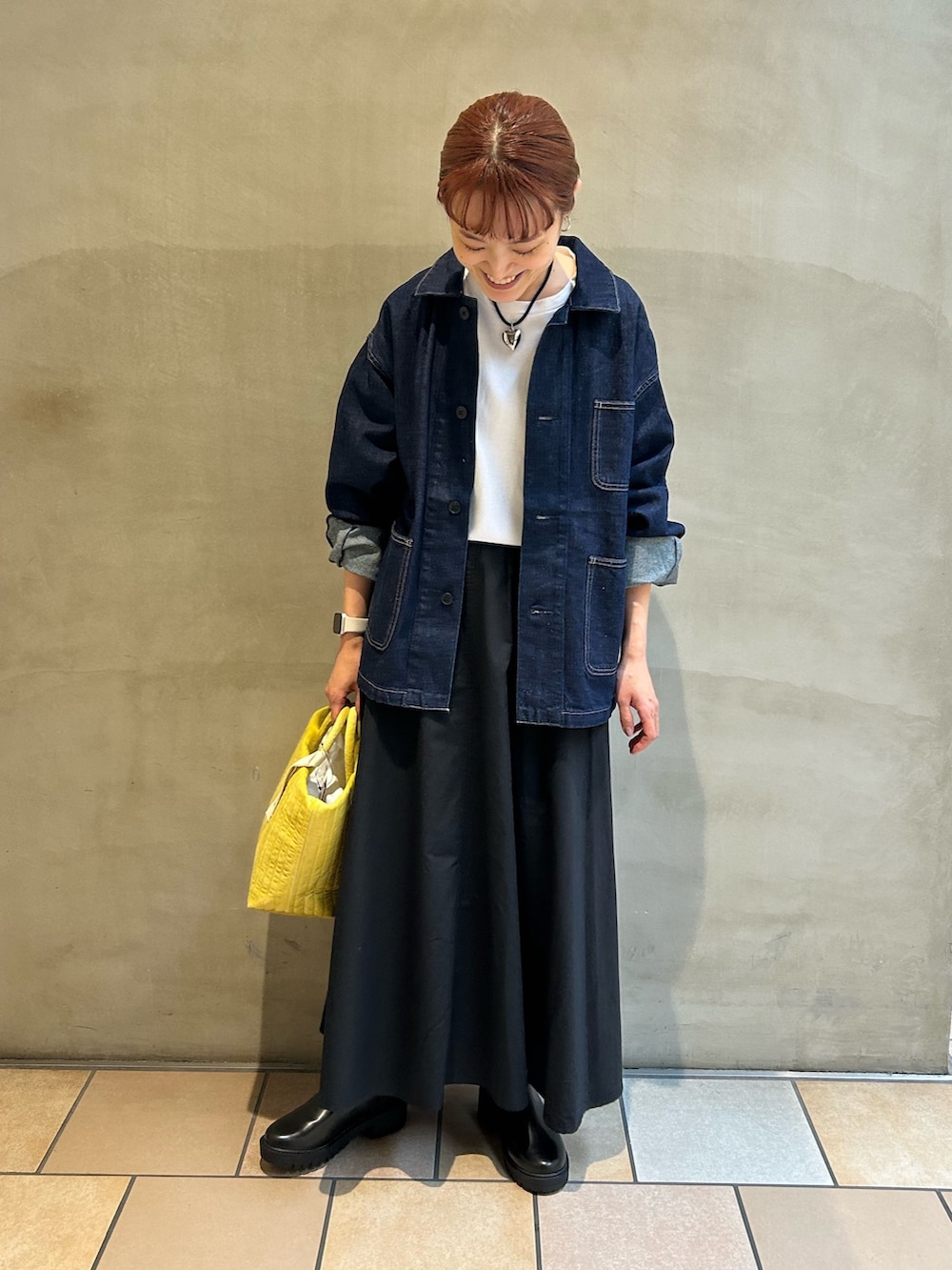 「秋服準備はじめました、ロングスカート、おでかけコーデ、オトナ女子、秋先取りコーデ、休日スタイル、楽チンコーデ、スカートスタイル、デニム、カバーオール、ママコーデ、イエベ秋、かぐれ、アーバンリサーチドアーズ」｜「かぐれの『ユニセックス』デニムカバーオール（カバーオール、ブルー系）」を使った、mayouedaさん（レディース・156cm）の秋コーディネートの5枚目の写真