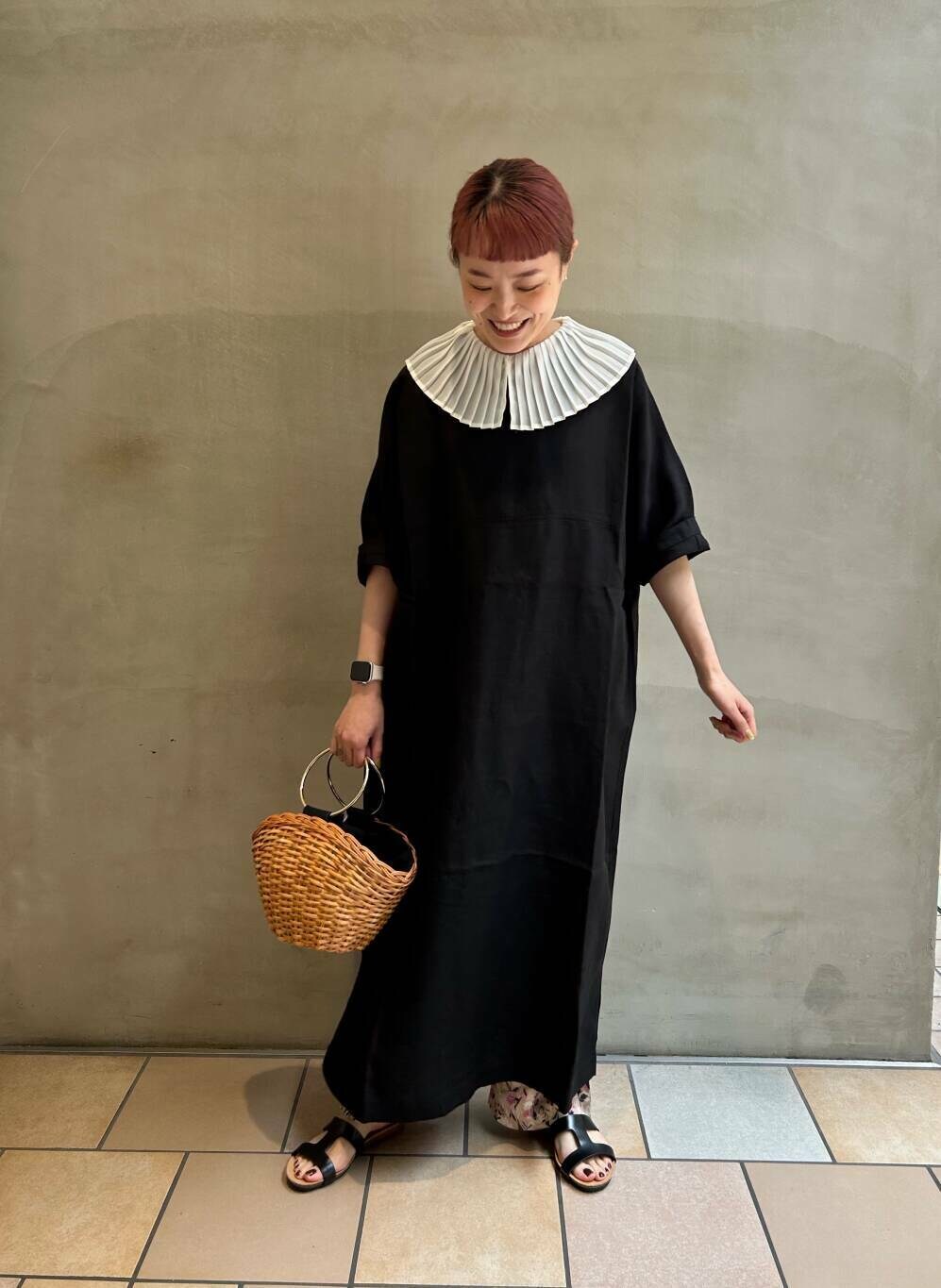 ブラック系のワンピース、ピンク系のその他パンツ、イエロー系のショルダーバッグを着用したレディースの夏コーディネートの5枚目の写真